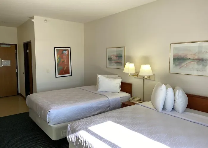 Carlyle Inn & Suites